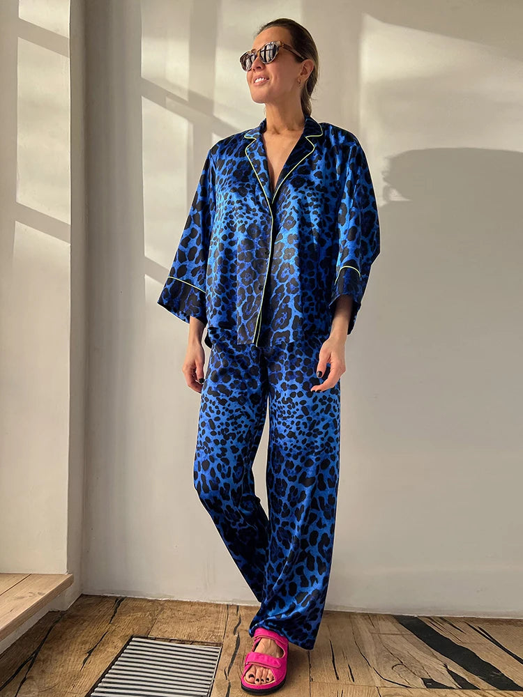 Pyjama En Satin Bleu Imprimé Léopard Pour Femme "Éclat de Soir"